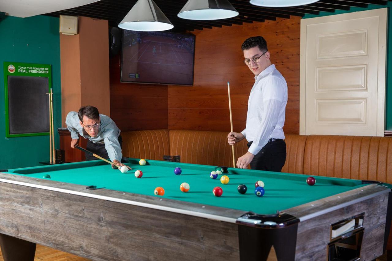 Park Regis Kris Kin Hotel Dubai Exterior foto Pool table