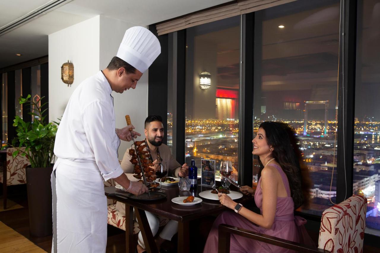 Park Regis Kris Kin Hotel Dubai Exterior foto A chef serves food at a restaurant