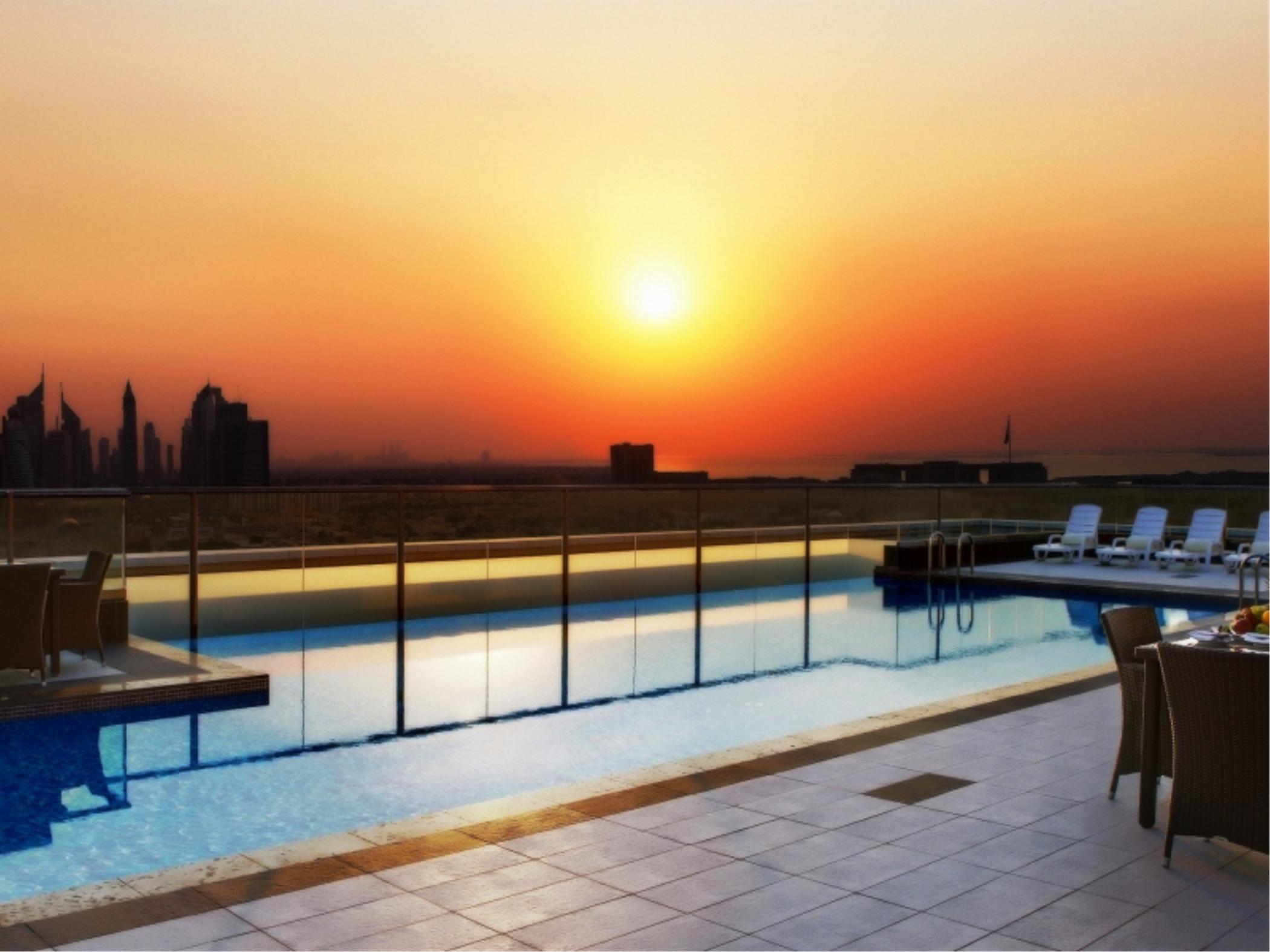 Park Regis Kris Kin Hotel Dubai Exterior foto The swimming pool at the top of the hotel