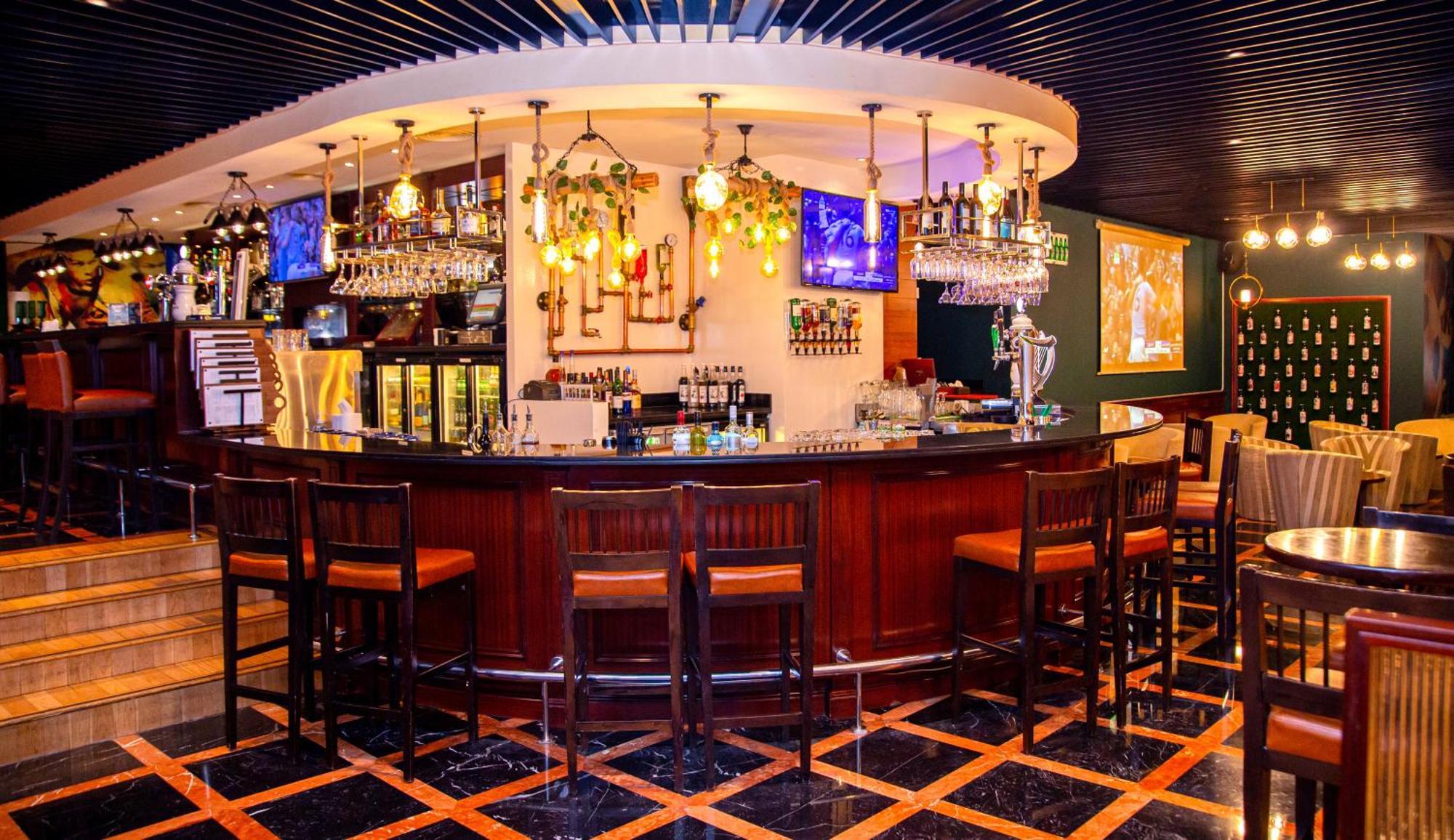Park Regis Kris Kin Hotel Dubai Exterior foto The bar at the restaurant