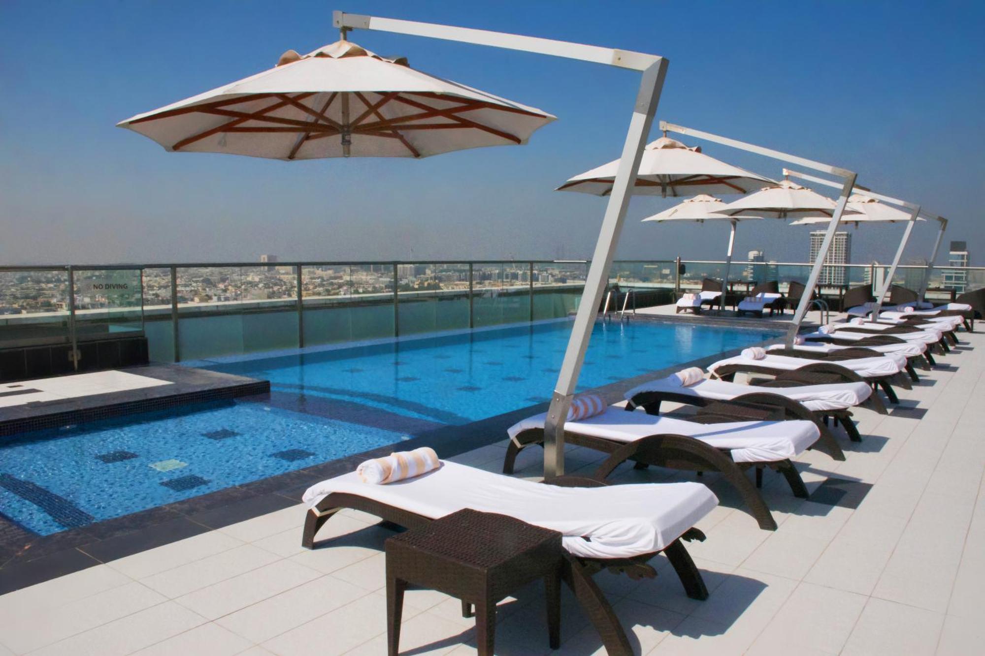 Park Regis Kris Kin Hotel Dubai Exterior foto The pool at the hotel