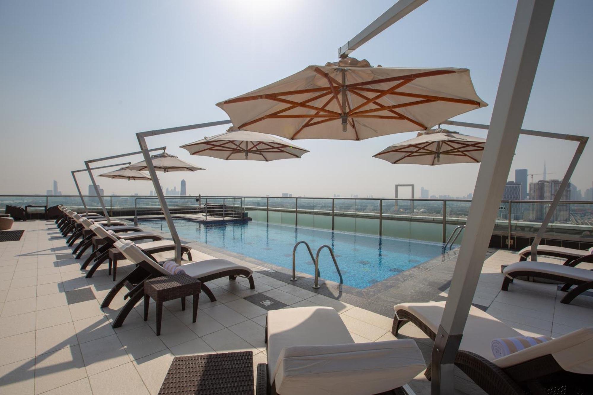 Park Regis Kris Kin Hotel Dubai Exterior foto Rooftop pool