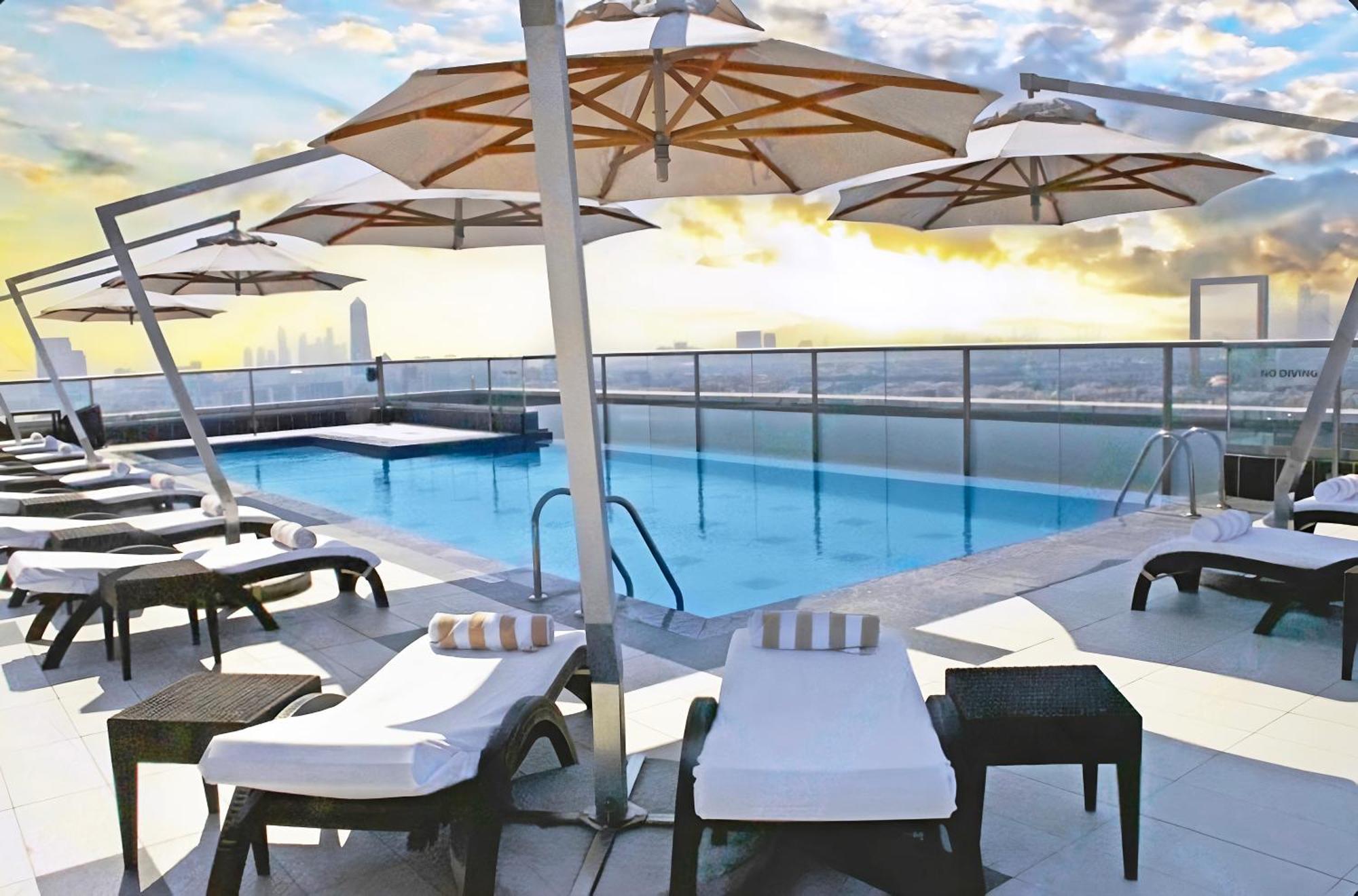 Park Regis Kris Kin Hotel Dubai Exterior foto Rooftop pool